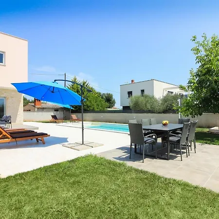 New Modern Gogo With Private Pool Near The And Town Of Pula By Wiibuk Šišan